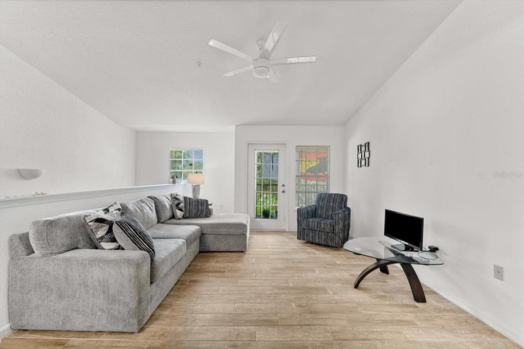8933 MANOR LOOP # 204, LAKEWOOD RANCH, FL 34202 — zdjęcie 3