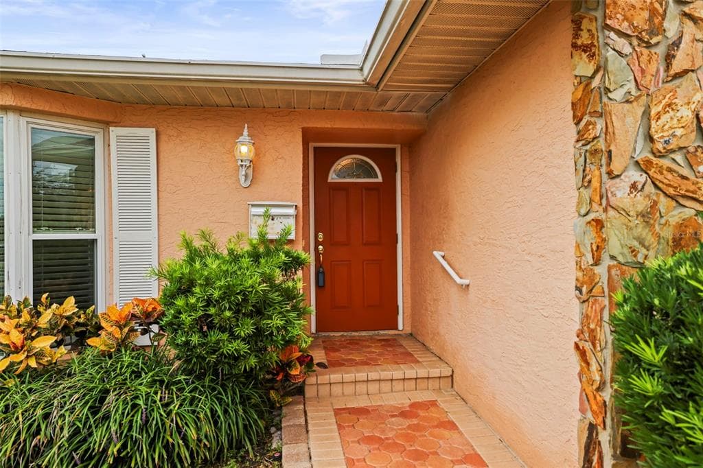 1112 40TH AVE NE, ST PETERSBURG, FL 33703 — zdjęcie 2