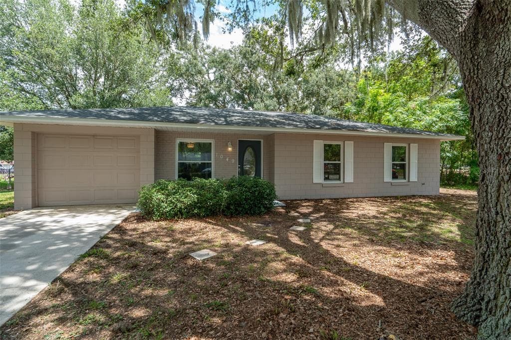1049 BIRCH BOULEVARD, TAVARES, FL 32778