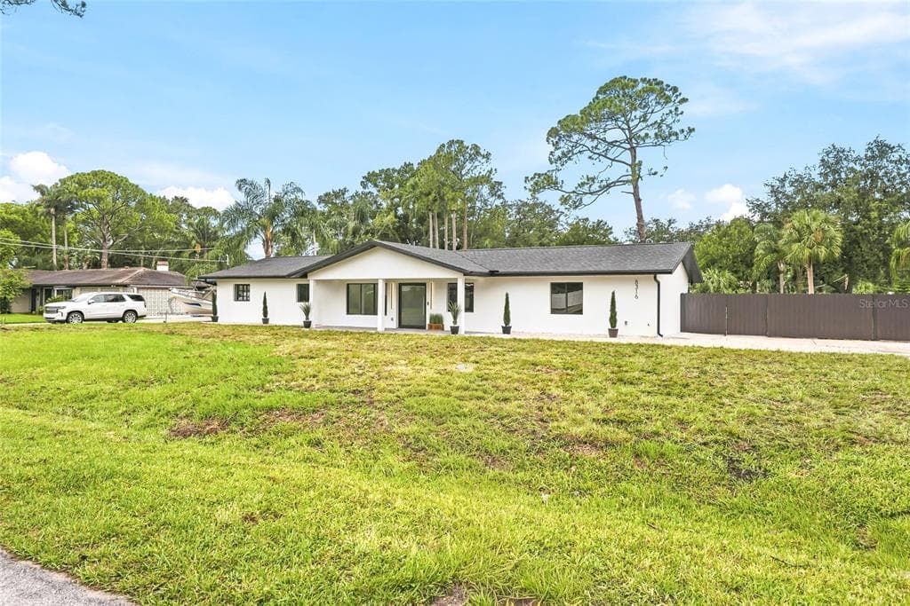 8316 W FOREST CIRCLE, TAMPA, FL 33615 — zdjęcie 2