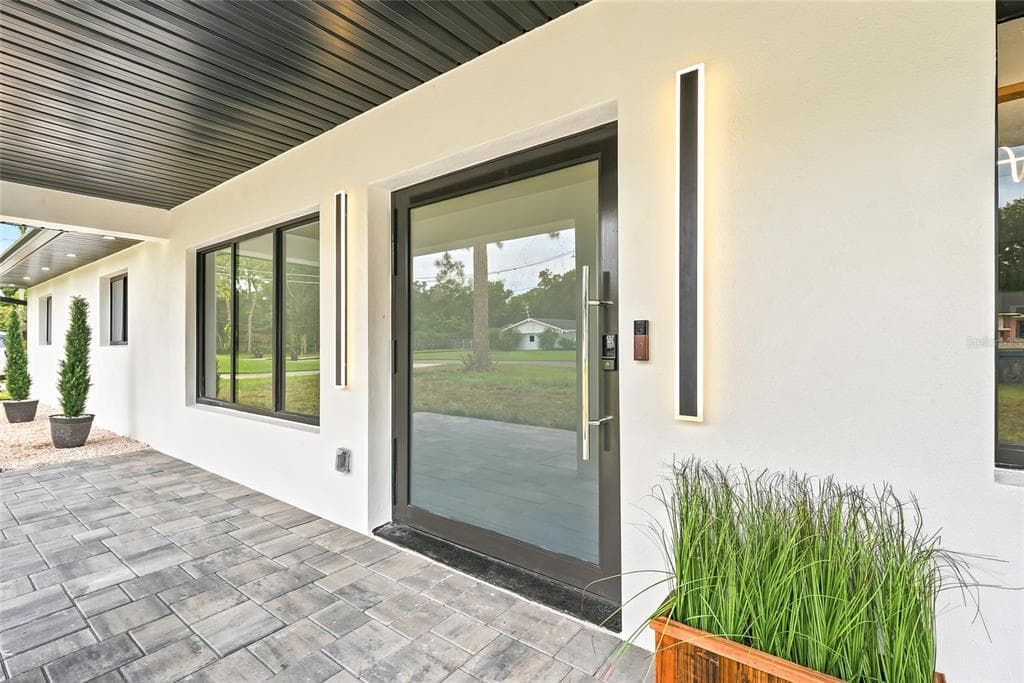 8316 W FOREST CIRCLE, TAMPA, FL 33615 — zdjęcie 4
