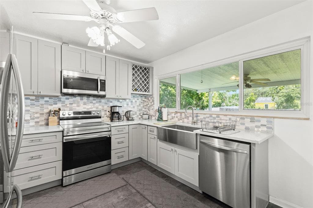 718 40TH AVENUE NE, ST PETERSBURG, FL 33703 — zdjęcie 2