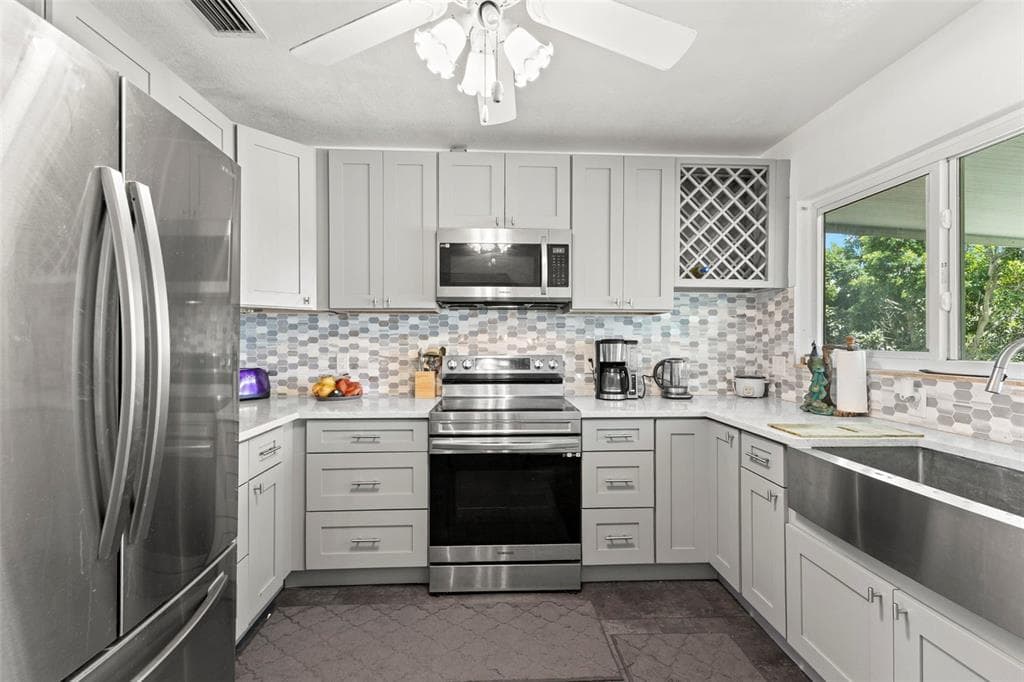 718 40TH AVENUE NE, ST PETERSBURG, FL 33703 — zdjęcie 3