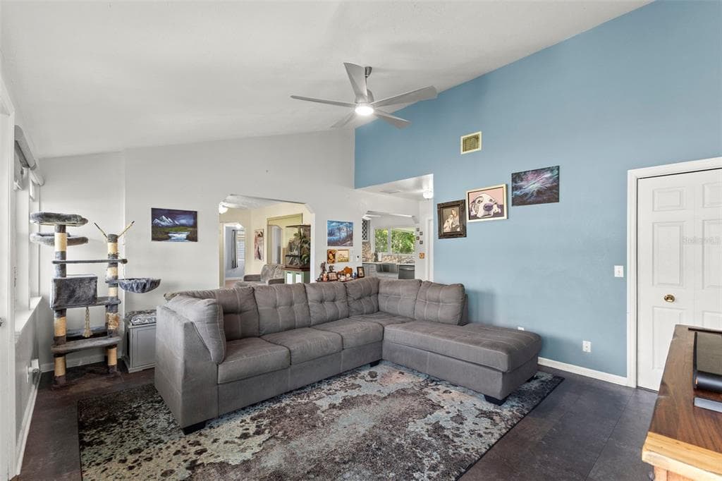 718 40TH AVENUE NE, ST PETERSBURG, FL 33703 — zdjęcie 5