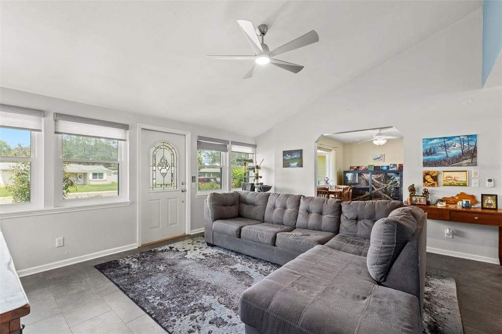 718 40TH AVENUE NE, ST PETERSBURG, FL 33703 — zdjęcie 4