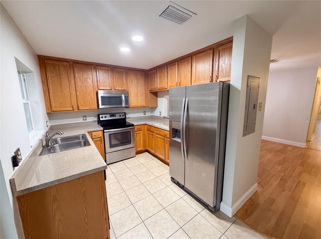 112 COQUINA BAY DRIVE, ST PETERSBURG, FL 33705 — zdjęcie 2