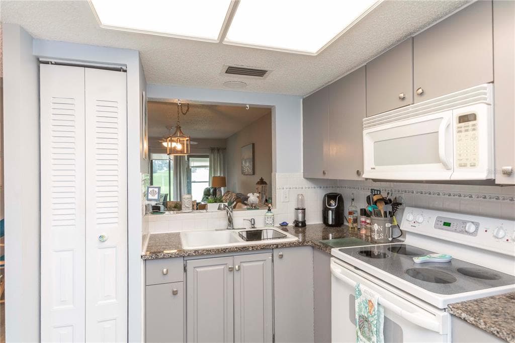 11140 CARRIAGE HILL DRIVE # 4, PORT RICHEY, FL 34668 — zdjęcie 4