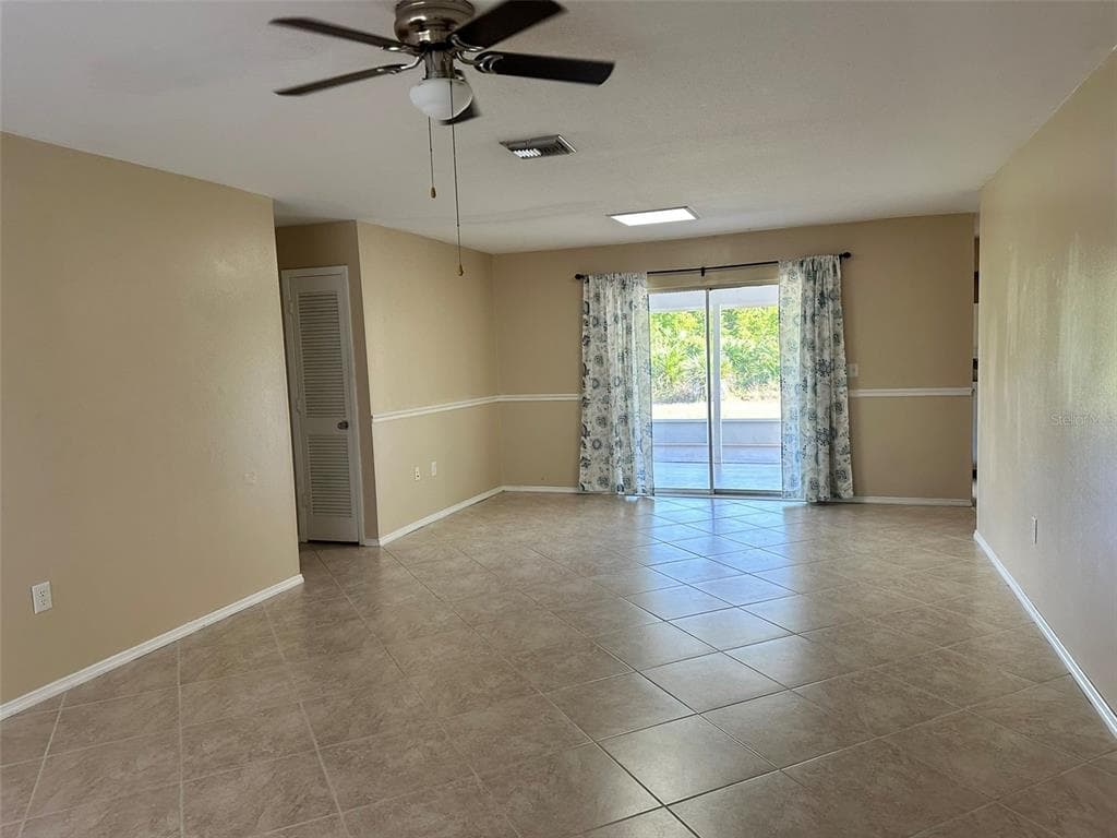 1067 WEBSTER AVENUE NW, PORT CHARLOTTE, FL 33948 — zdjęcie 3