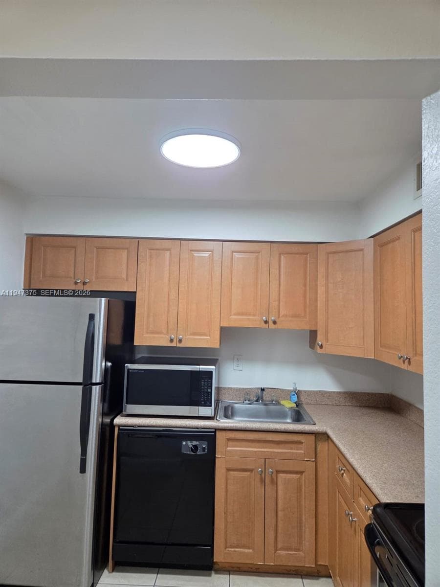 5221 Geneva Way # 302, Doral, FL 33166