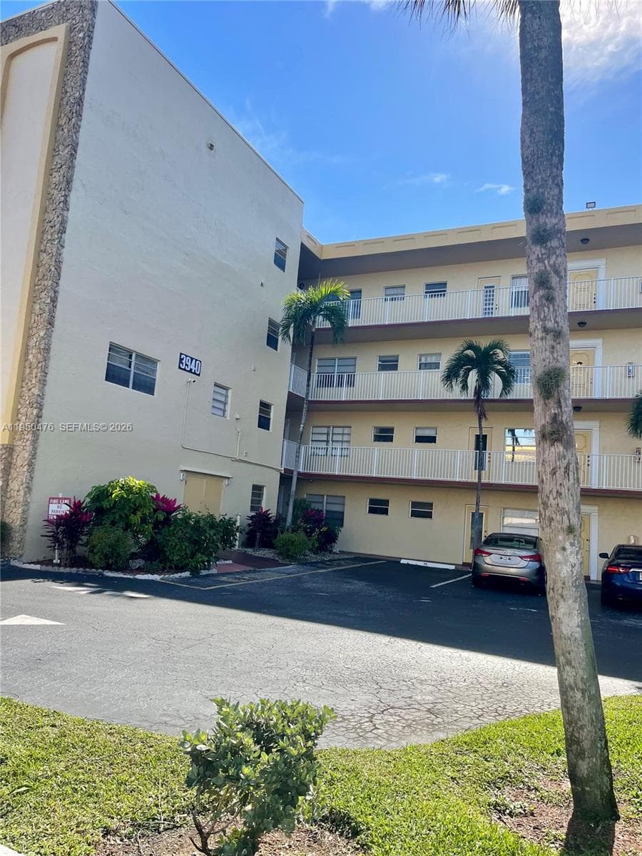 3940 NW 42nd Ave # 319, Lauderdale Lakes, FL 33319