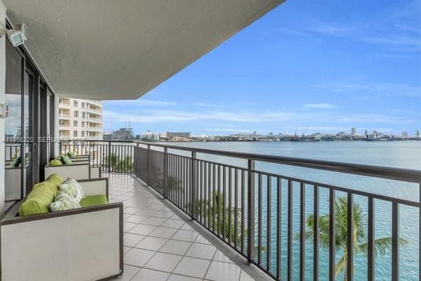 540 Brickell Key Dr # 832, Miami, FL 33131