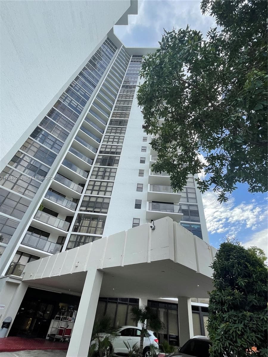 18181 NE 31st ct # 305, Aventura, FL 33160