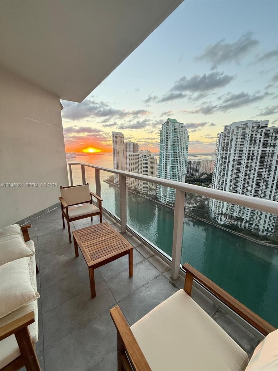 300 S Biscayne Blvd # T-2806, Miami, FL 33131