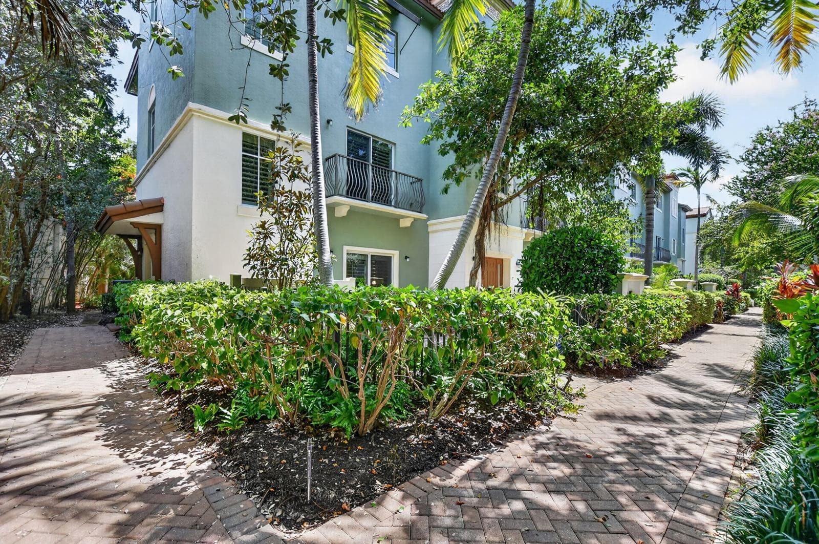 27 NW Hawthorne Place, Boca Raton, FL 33432
