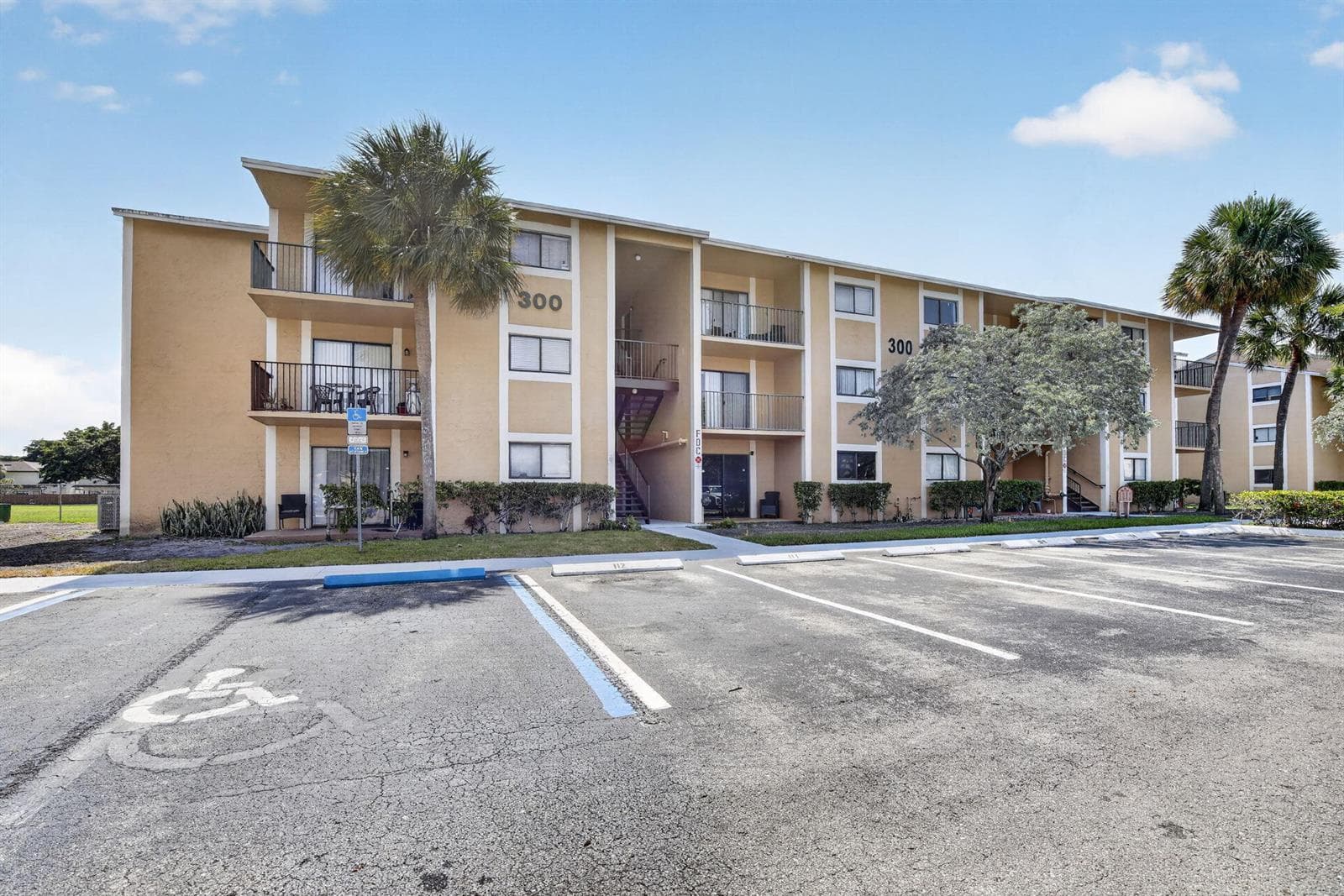 300 Palm Circle W # 106, Pembroke Pines, FL 33025