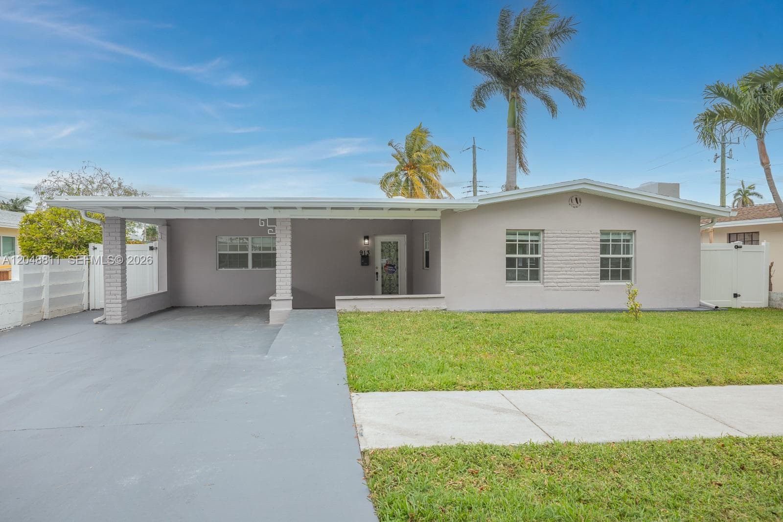 913 NE 2nd St, Hallandale Beach, FL 33009