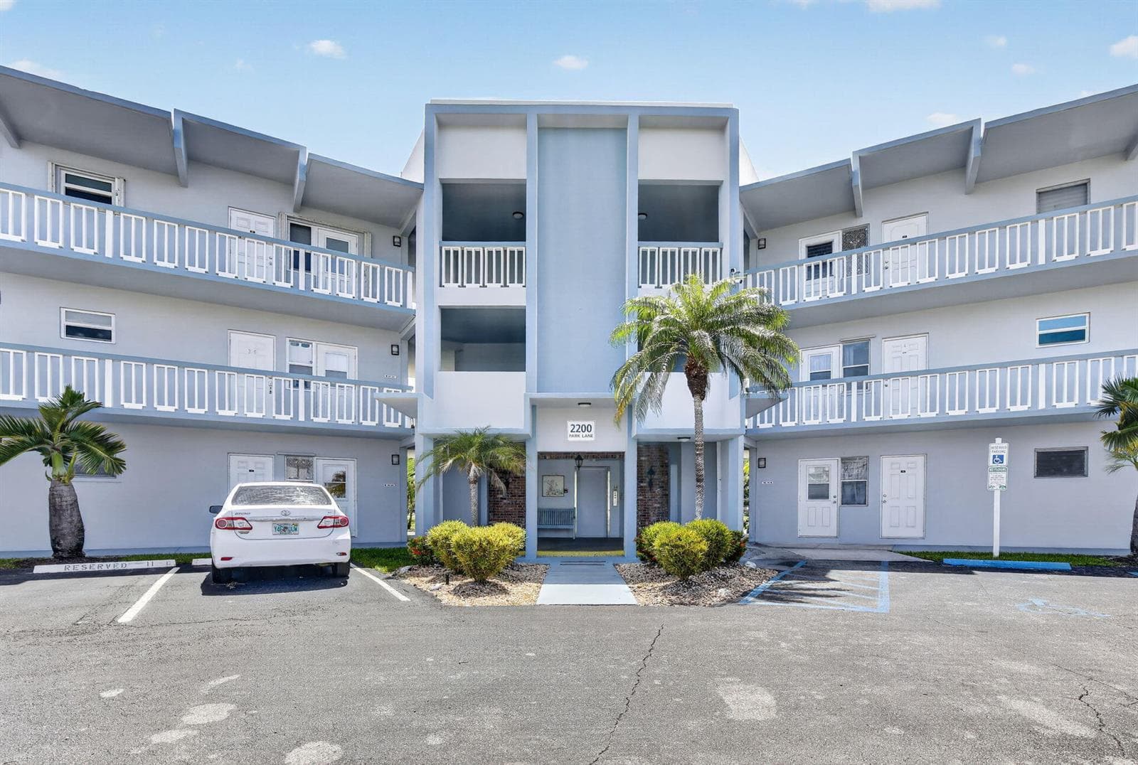 2200 PARK Lane # 208, Hollywood, FL 33021