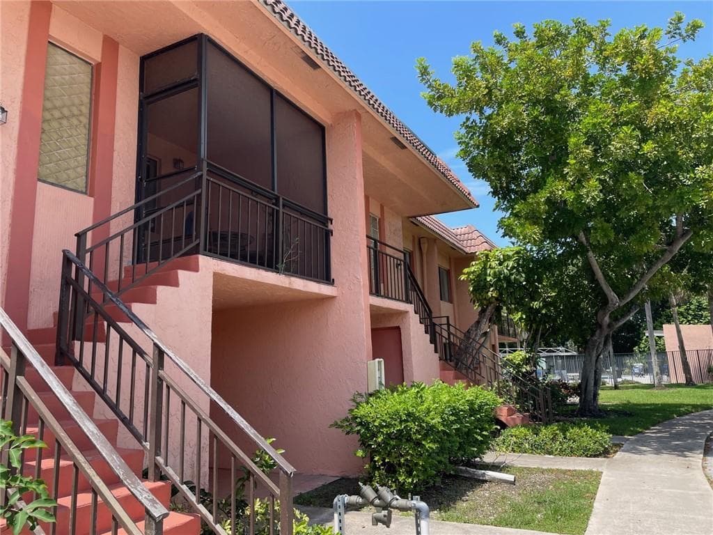 235 LAKEVIEW Drive # 102, Weston, FL 33326
