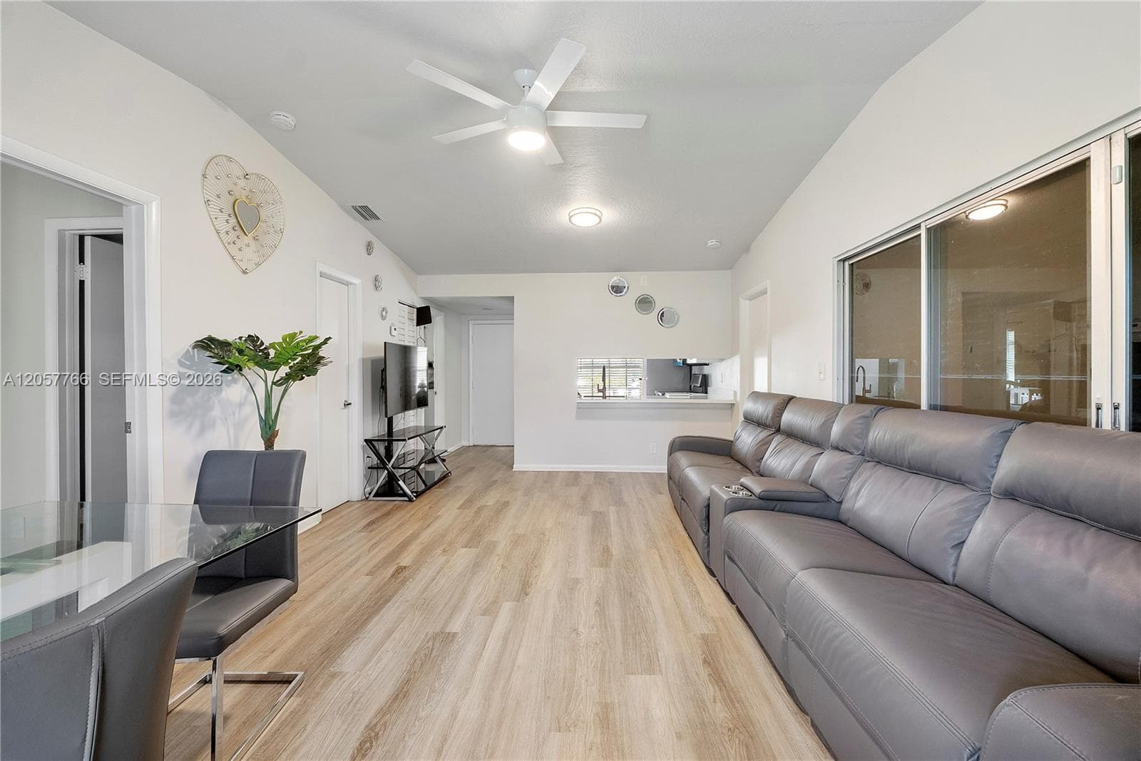 5550 S Lakewood Cir S #B, Margate, FL 33063