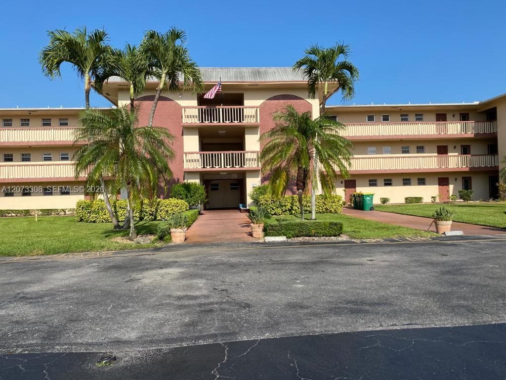 1001 Hillcrest Ct # 215, Hollywood, FL 33021