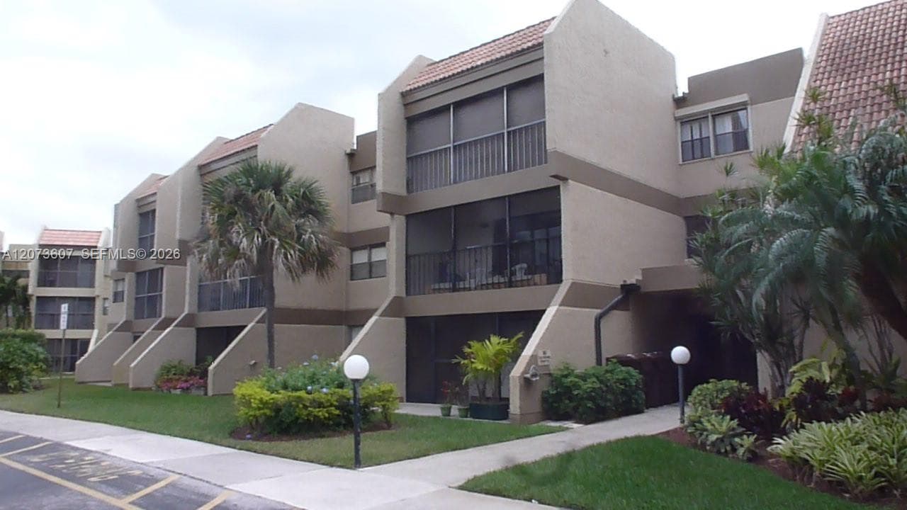 240 Lakeview Dr # 109, Weston, FL 33326