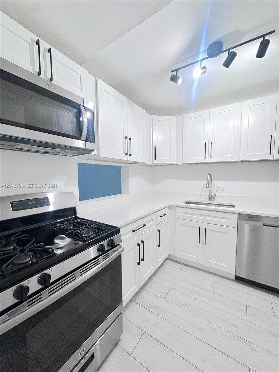 6890 N Kendall Dr # B204, Pinecrest, FL 33156