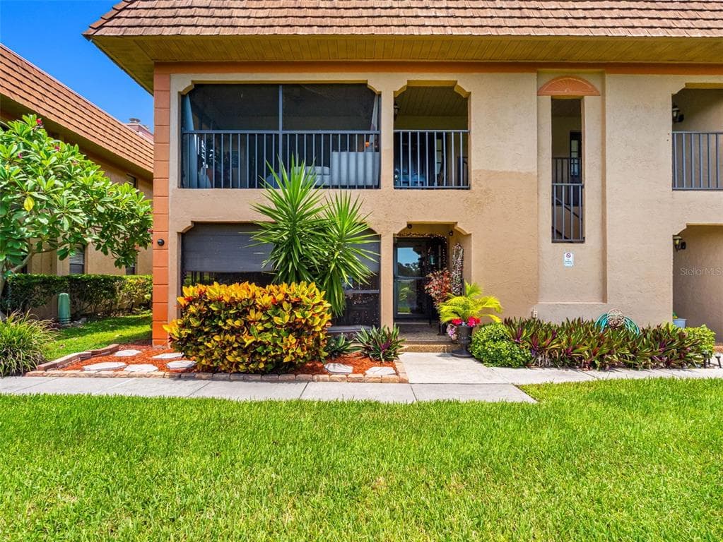 10182 SEMINOLE ISLAND DR, LARGO, FL 33773