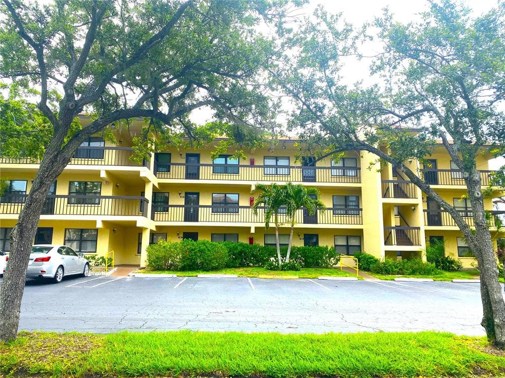 425 30TH AVENUE W # C211, BRADENTON, FL 34205