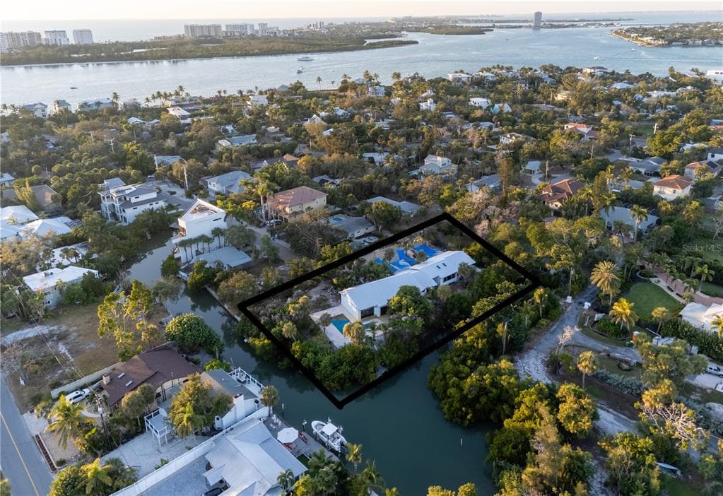 300 GARDEN LANE, SARASOTA, FL 34242