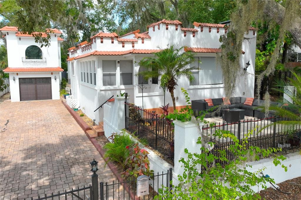 229 E 6TH AVENUE, MOUNT DORA, FL 32757