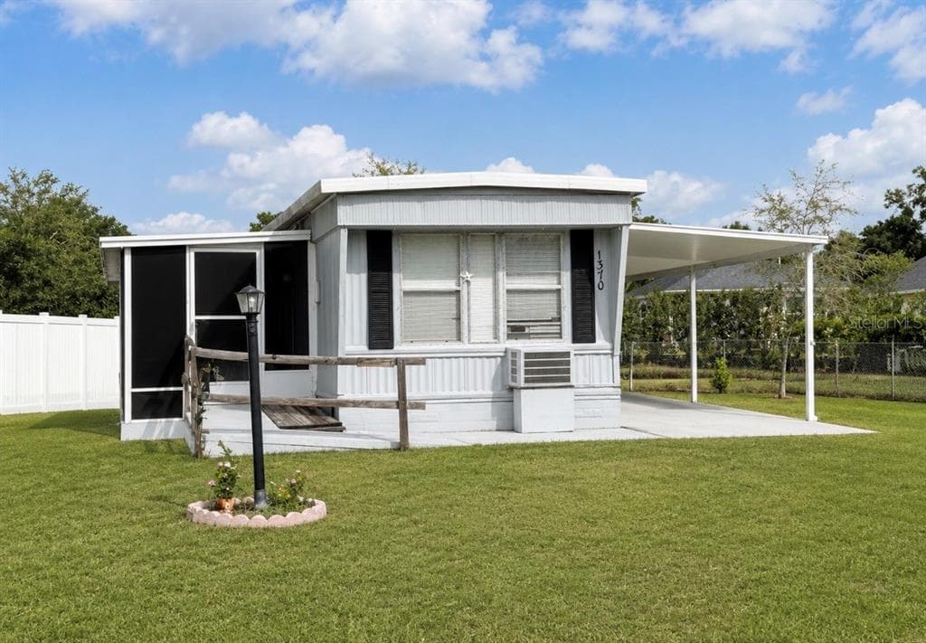 1370 COUNTY DRIVE, TAVARES, FL 32778