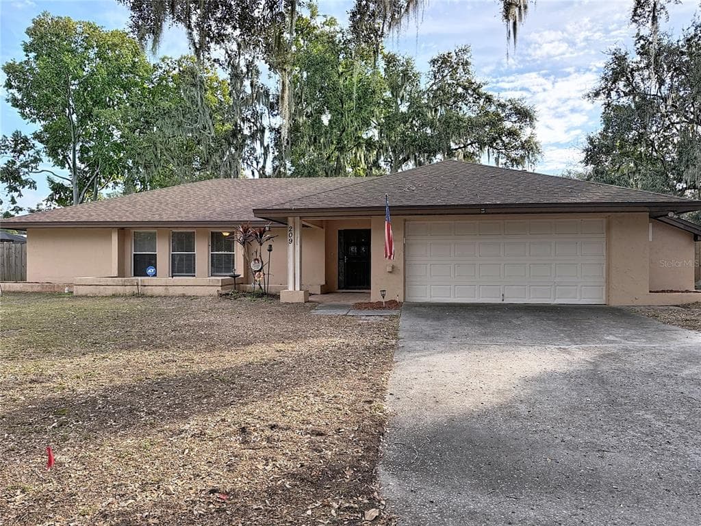 209 FIRST STREET, TAVARES, FL 32778