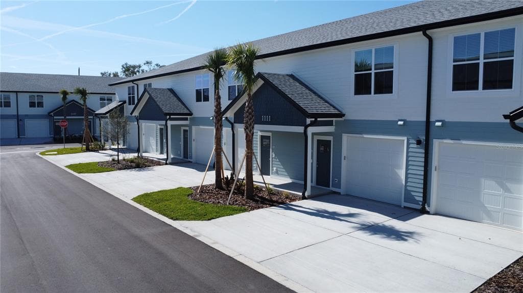 1057 E CAROLINE STREET, TAVARES, FL 32778