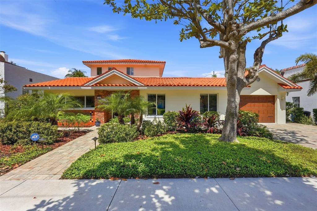 125 23RD AVENUE NE, ST PETERSBURG, FL 33704