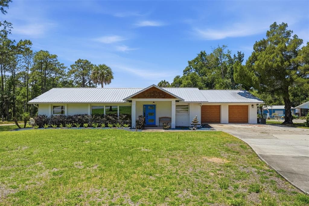 37237 GRAYS AIRPORT ROAD, LADY LAKE, FL 32159