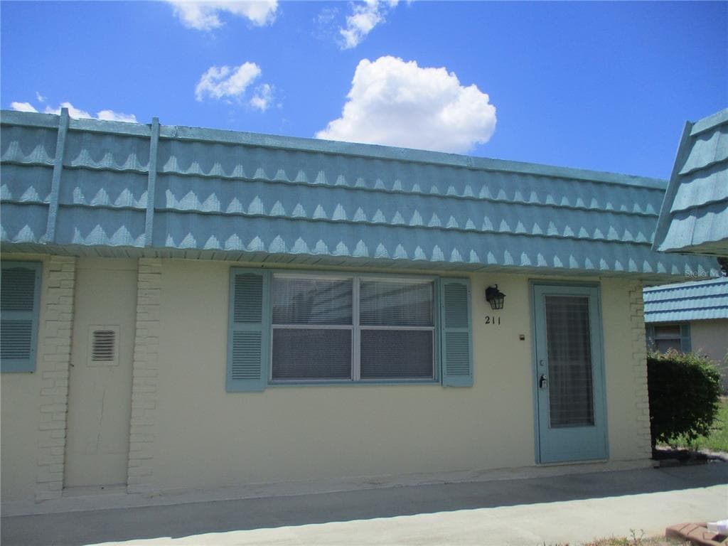 101 CAMBRIDGE TRAIL # 211, SUN CITY CENTER, FL 33573