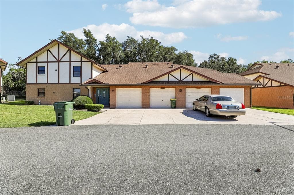 100 E OAK TERRACE DRIVE # D2, LEESBURG, FL 34748
