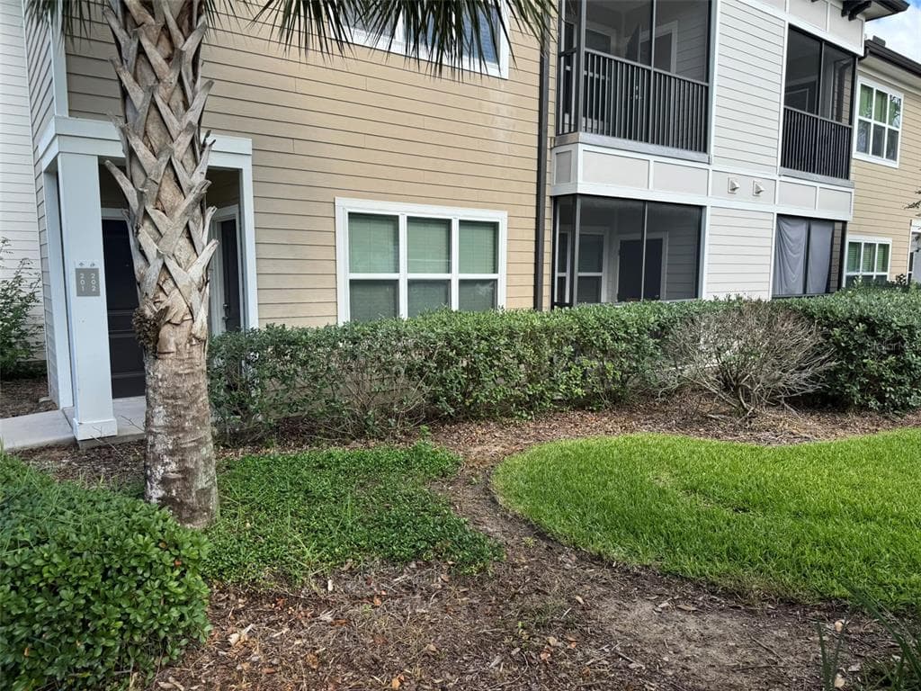 2420 ANN ROU ROAD # 201, TAVARES, FL 32778