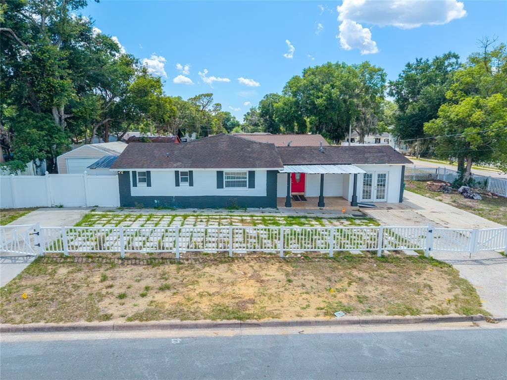 1230 E 1ST AVENUE, MOUNT DORA, FL 32757