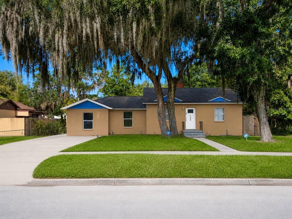 109 N OAKLAND STREET, LEESBURG, FL 34748