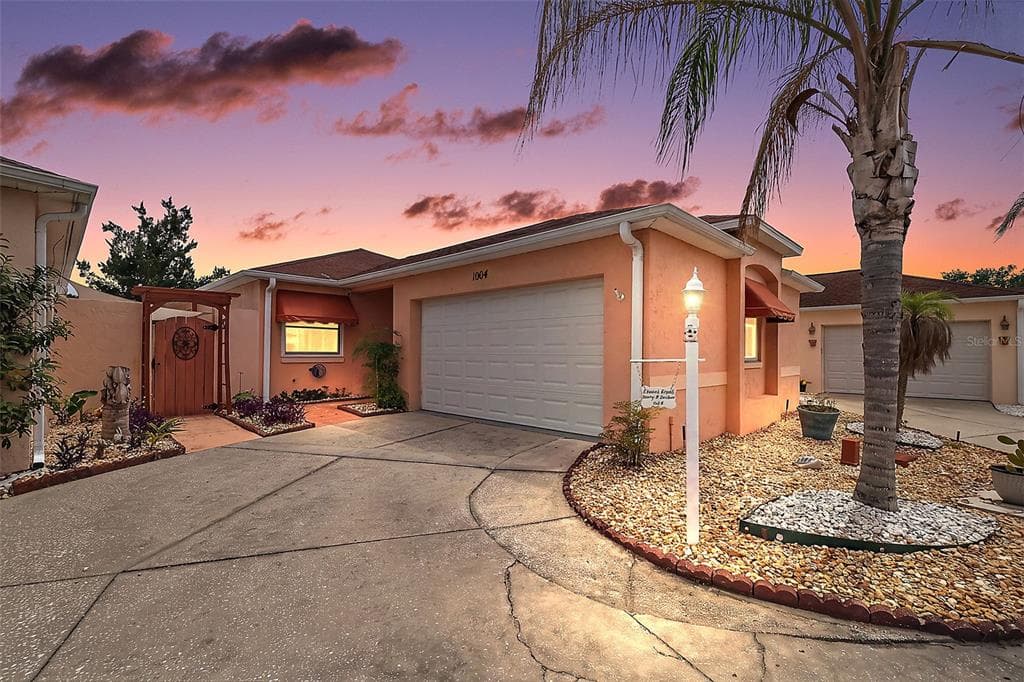 1004 LAREDO LANE, LADY LAKE, FL 32159