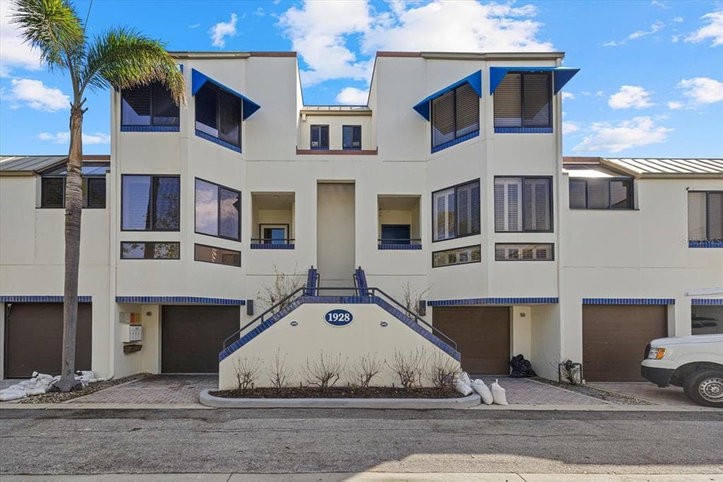 1928 HARBOURSIDE DRIVE # 1402, LONGBOAT KEY, FL 34228