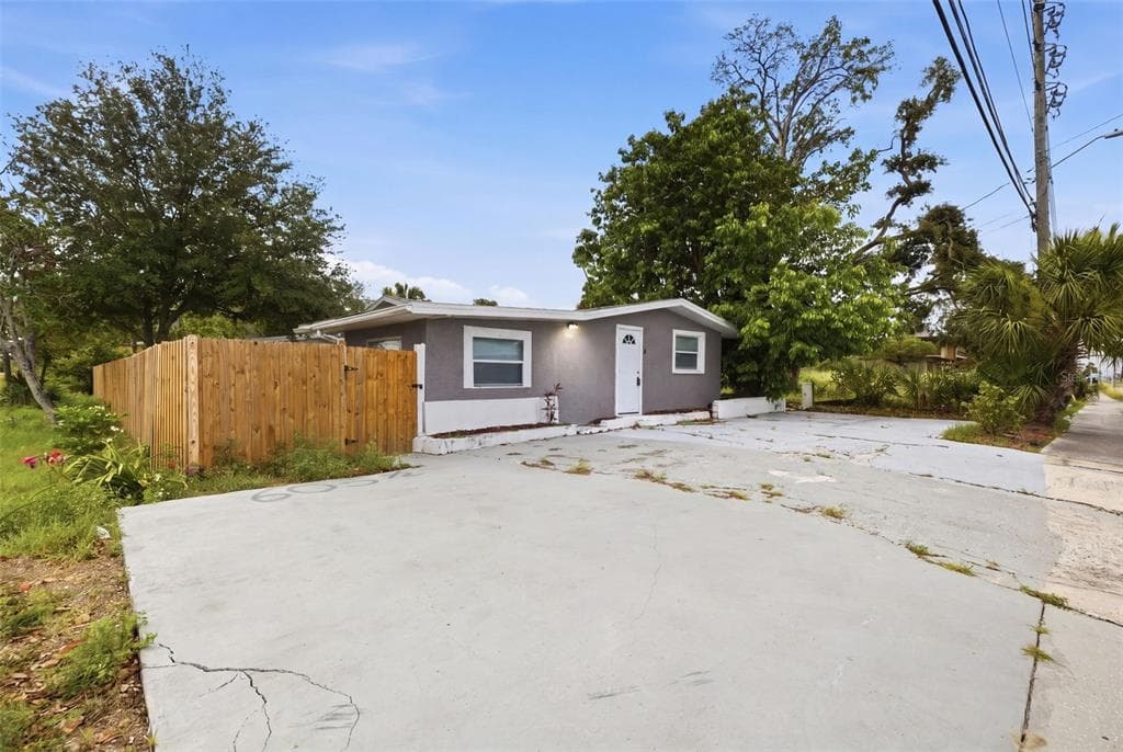 605 S S DISSTON AVE, TARPON SPRINGS, FL 34689