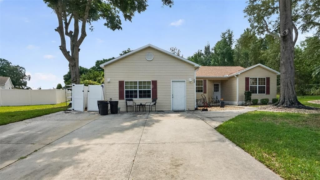 706 MURRAY CIRCLE, LADY LAKE, FL 32159
