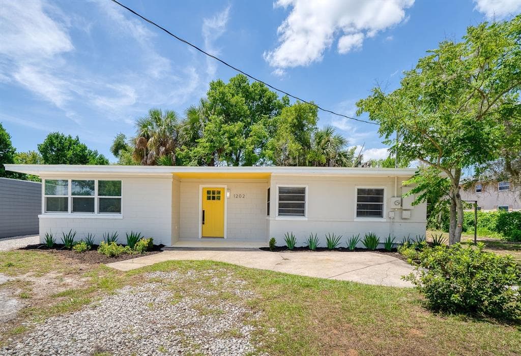 1202 E CAROLINE STREET, TAVARES, FL 32778