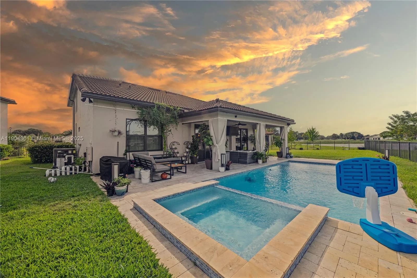 8152 NW 78th St, Tamarac, FL 33321