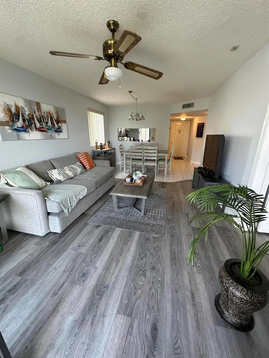 3138 Via Poinciana # 317, Lake Worth, FL 33467