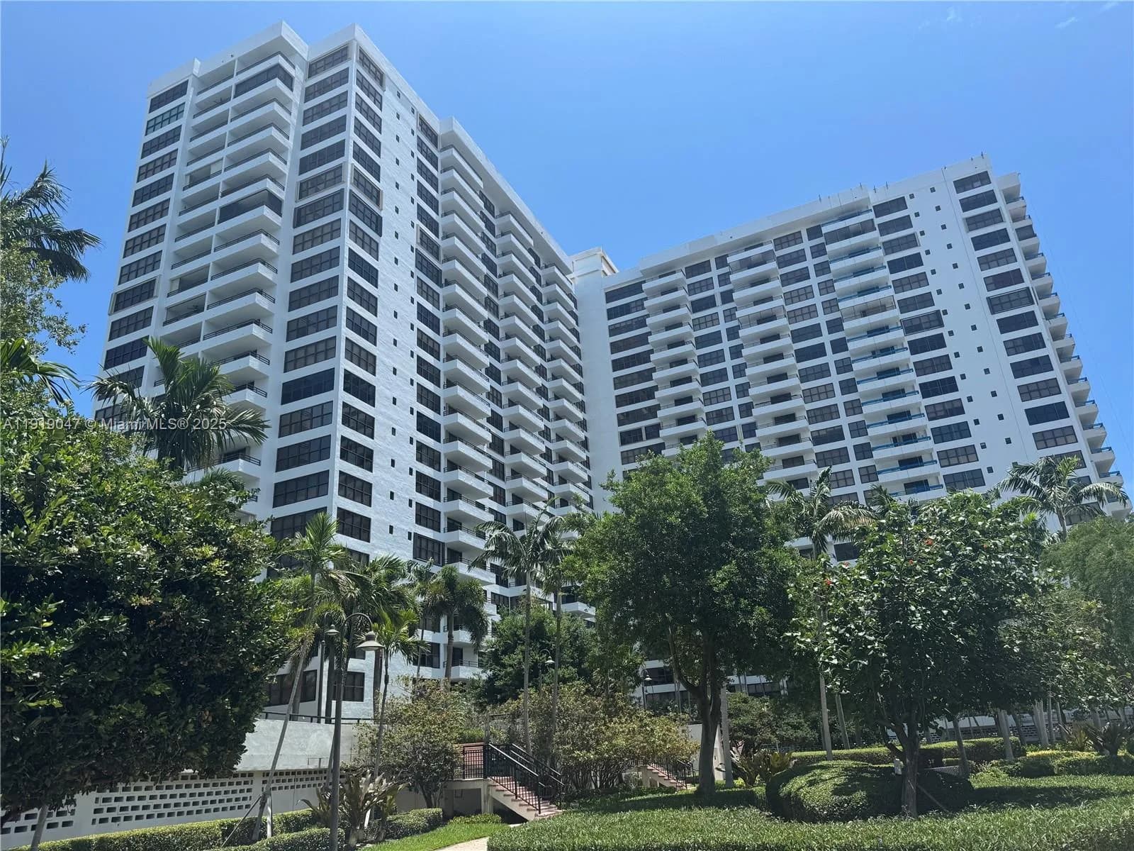 2500 Parkview Dr # 1109, Hallandale Beach, FL 33009