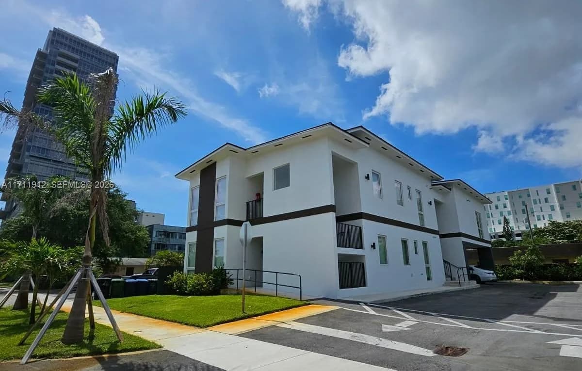 210 SE 10th St, Hallandale Beach, FL 33009