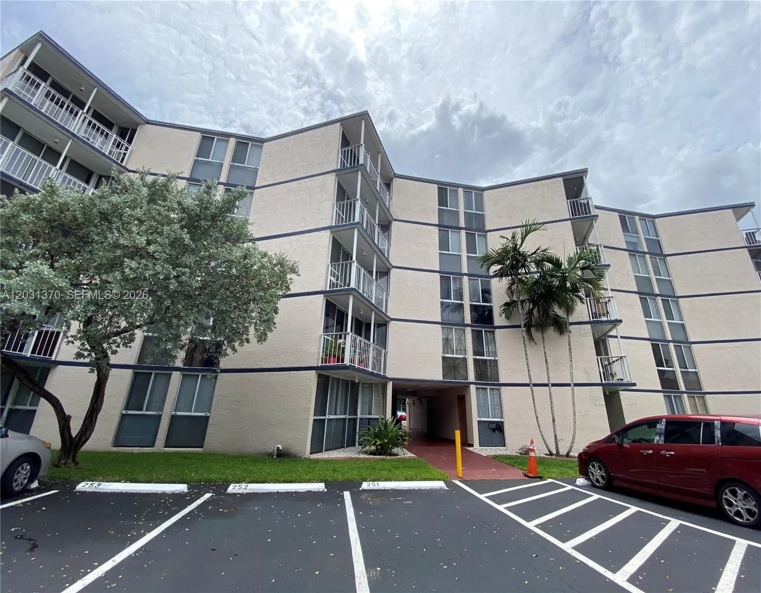 7075 NW 186th St # C308, Hialeah, FL 33015